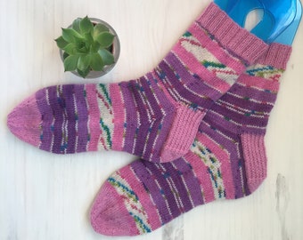 chaussettes roses/violettes à motifs
