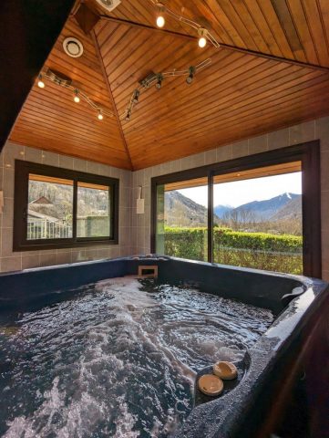 31G100024-b569d752e7c54e159907bd0f5c1e2630