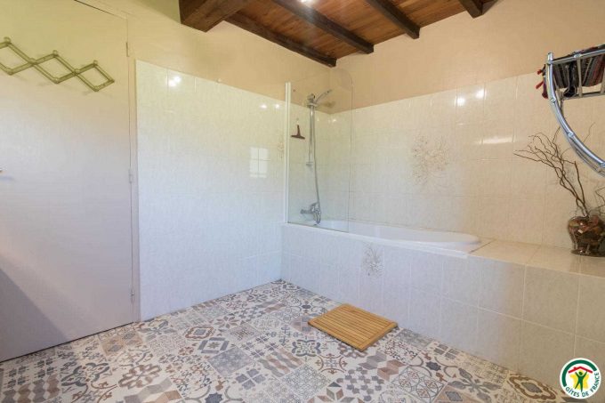 31G100135-190d19fb74ed4539a284f43d9ec36ffa