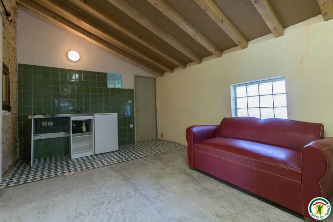 31G100135-42bc7c025f3843bd93721be340b9dfc5