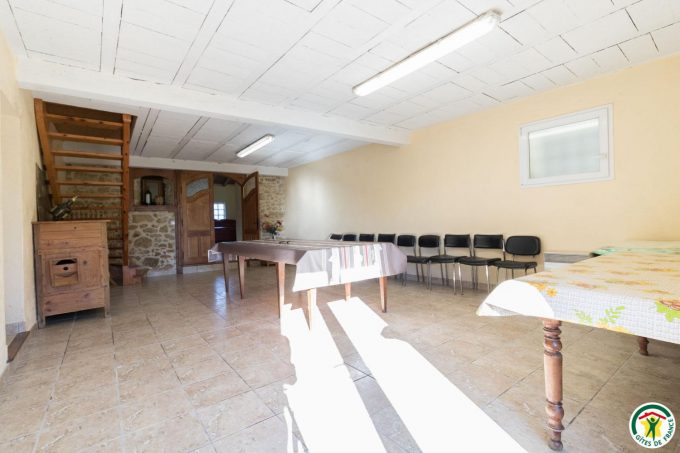 31G100135-4798fcd905b84857be41d5058aa36561