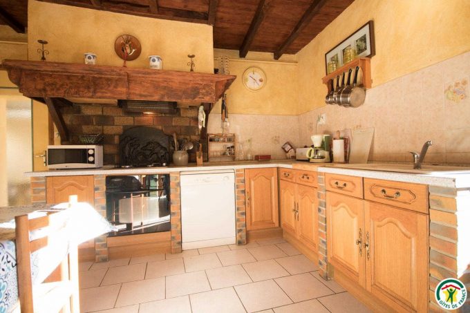 31G100135-6ac8b93c074d4f8c8591d9722cb5fbc0