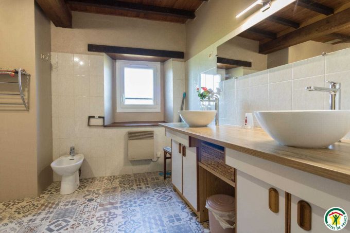 31G100135-83b9f186f83a4396a9949dd62a95bb8f