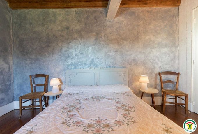 31G100135-99453546e5ec4573bee4433147b3249f