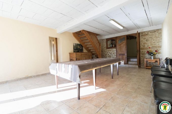 31G100135-aec79a3a3aa846a797f497efd1aed79d