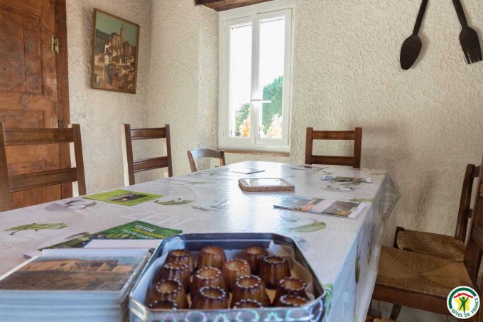 31G100135-c2654984ede3463cbbcfcbea26deda19