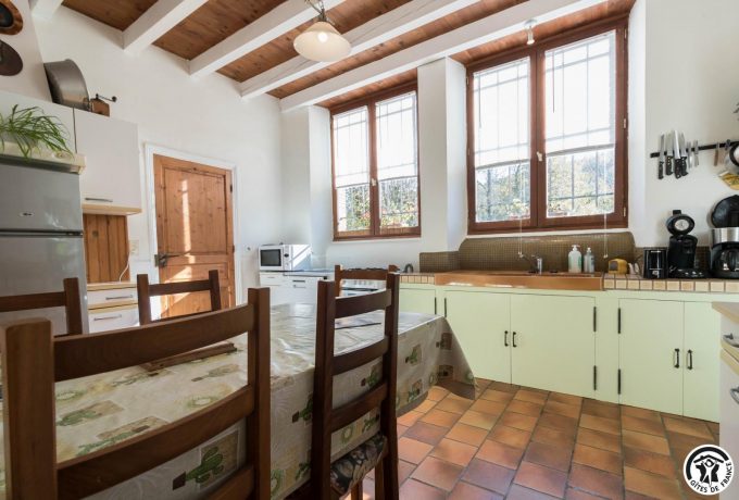 31G100211-26d7540841124dcc80856296b801e2a9