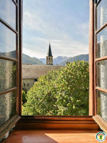 31G100242-d912393dc70446f2842de0efdb53230f