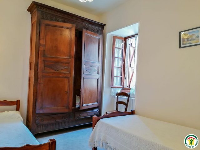 31G100242-ebcb25cd44284c14b5794d72fe26b775