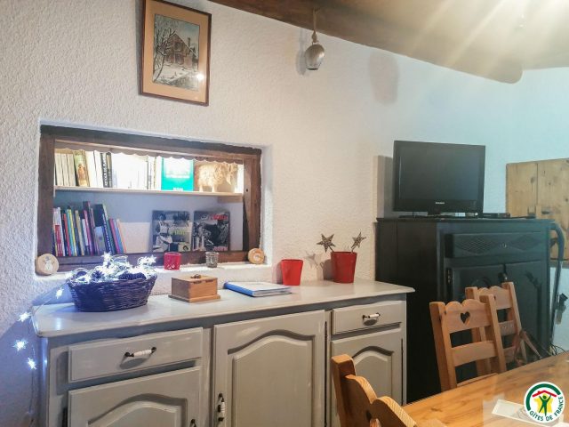 31G100247-f328538e15e04425b50aa079a1fafb41