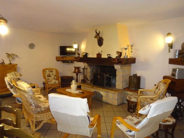 31G100253-8515738cf173448c830f5c6089d289da