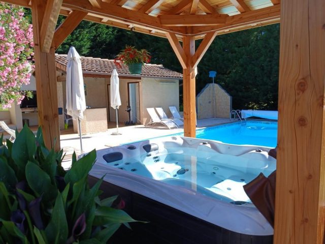 31G100253-9b8b8452b87846f6b1ae460bce1a45bd