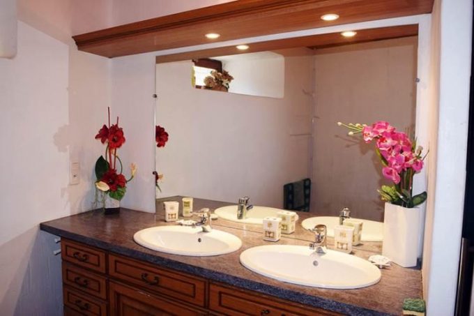 31G100264-8b184edad41848bb9602f2db54609484