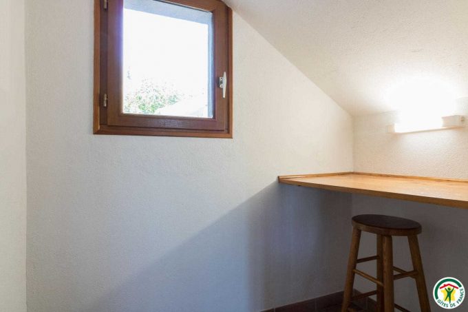 31G100307-e20ed7e4feba46c9ae556d89ed6a570a