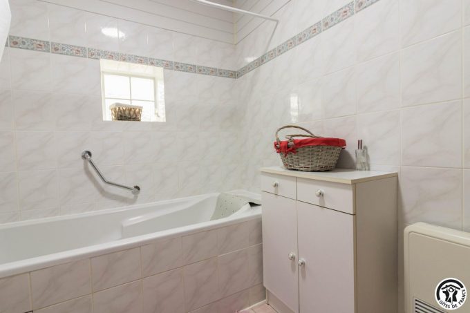 31G100342-176b3ddd165843fb8a69205c68ededbe