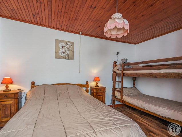 31G100355-52e6a16f4a95464baf2d004e5fe91e2f