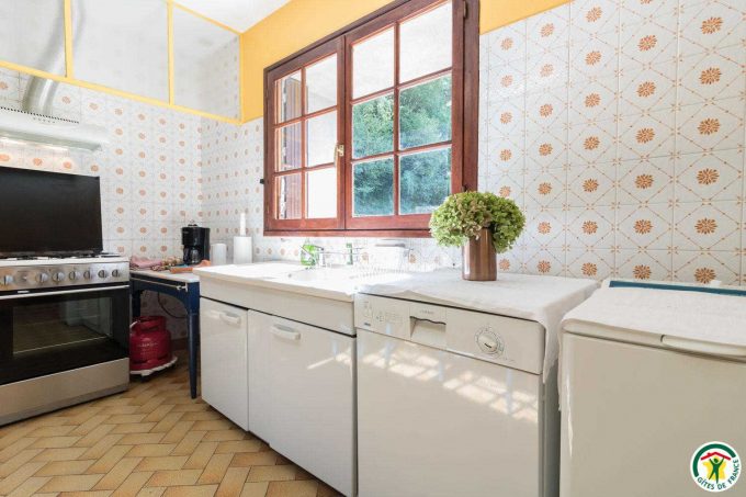 31G100358-954745598b454a15a6f013dd0bb97d41