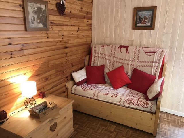 31G100375-41a0d27f892d44aa80456aa4ab8047db