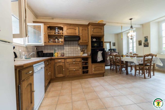 31G100403-8d0cb26127c948b09b99d940a52446b9