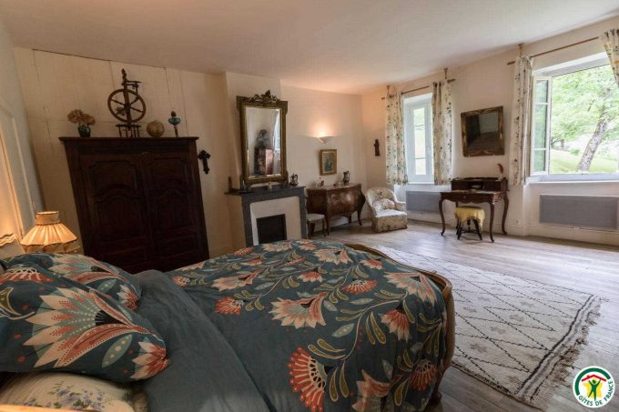 31G100403-8feedead9e2f4d72aa809658bd1297aa