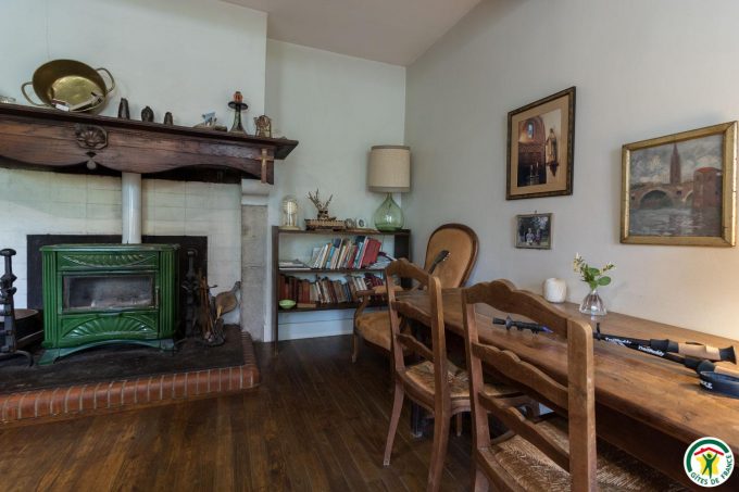 31G100403-b2b4f7318b7046508191d169aadef70a