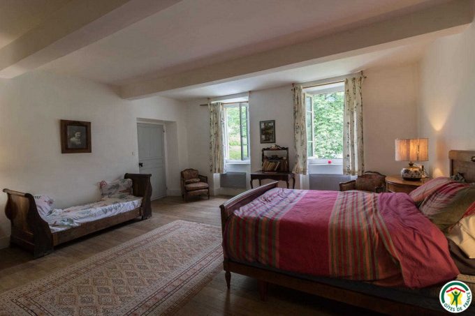 31G100403-c3f012139ac5441c856effbf8d379949