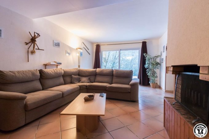 31G100445-0ff057a318774f5eb5010516feae4b51