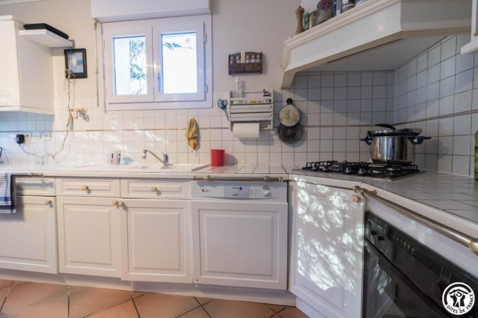 31G100445-b42b3ef182584878bd1b3607bad1cc80