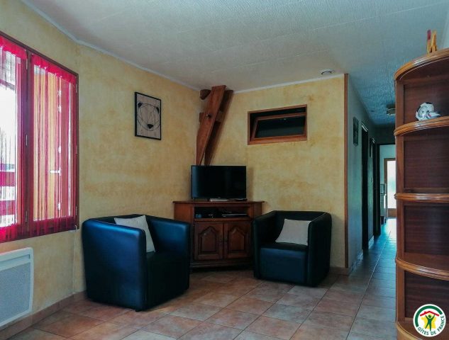 31G100446-bd48588c13344d3582be471453c9fff5