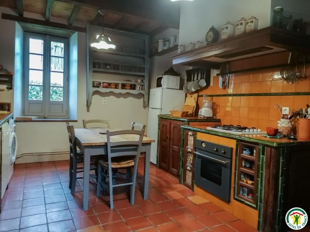 31G100471-ce1b43bfa44a4d879874037f1d7c9fab