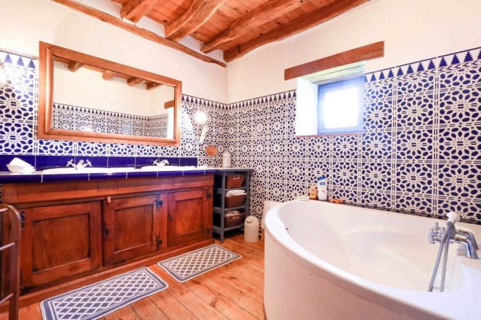 31G100471-d1a8d83e5e80473b8df91255c51e361a