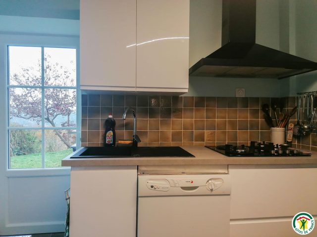 31G100527-1748ca46953b4d9ba6a6b32d73df486e