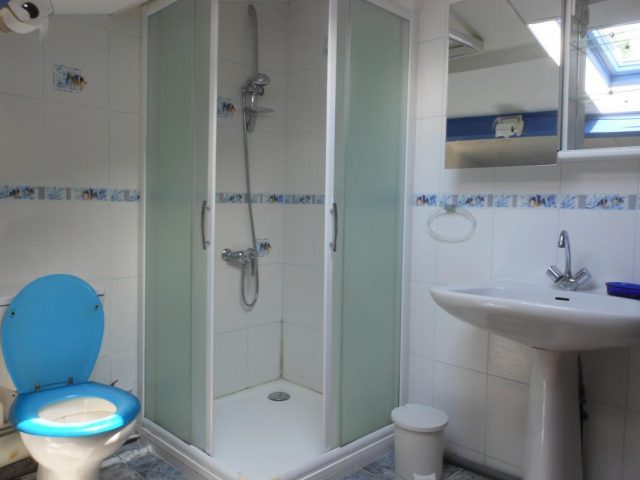 31G100527-21992395af444fc79aa656039a961a00