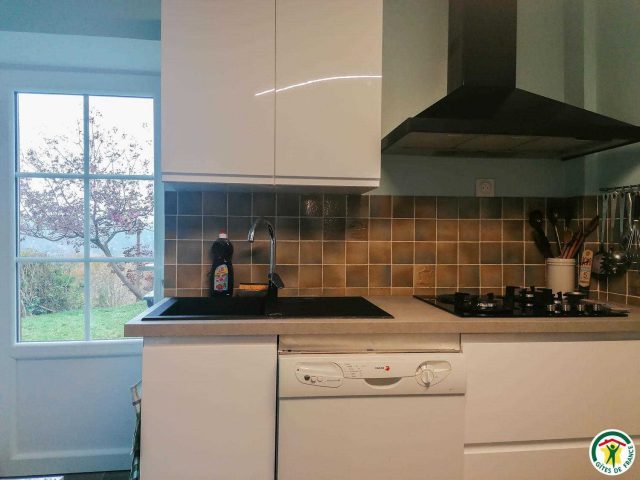 31G100527-9e81ca4db29f47e1a1e3e7cd87964a64