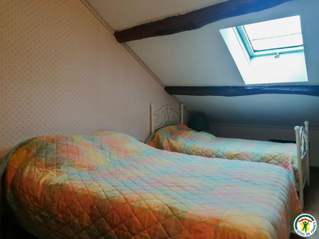 31G100527-b7f1a81aec1444b3ae71c34a509b8b9e