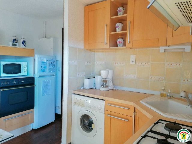 31G100544-51dd5f8df6e44cb6a90e4400e6e57b2a