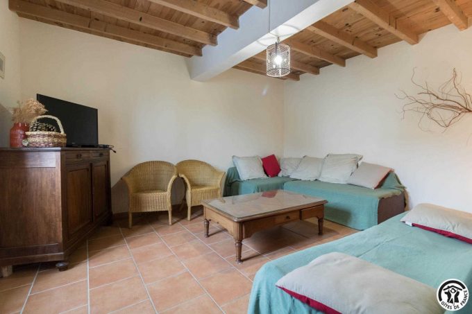 31G100545-2bbbc2fa43a142fb82d9854a1c81ddb1