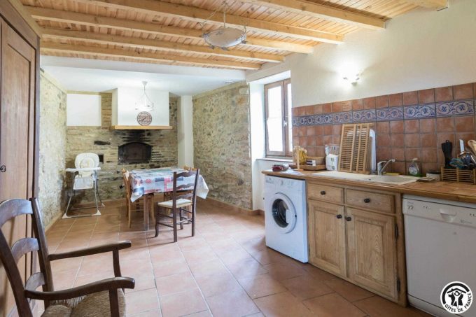 31G100545-e4db12393a1a49768eddc1b99bab7699