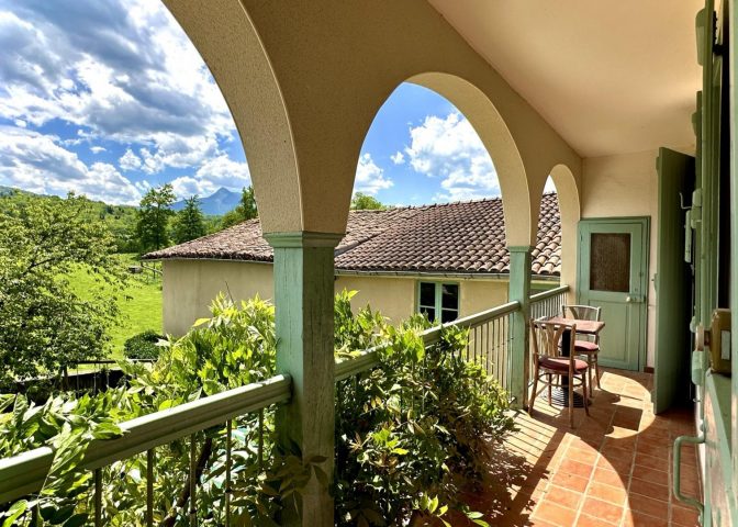 31G100588-5e0c361100a74baa83336c279fed083d