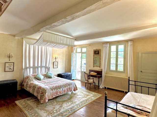 31G100588-6a77adae08c14dfaac48e5b01783c630