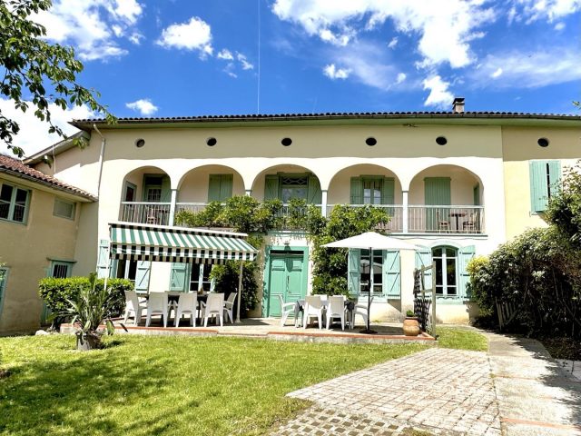 31G100588-6eeaf39ca3ed4bacb984019b39f42f7e