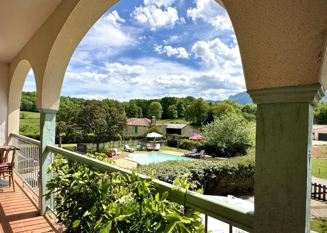 31G100588-73f46772749f41b383d545628d5fb60b