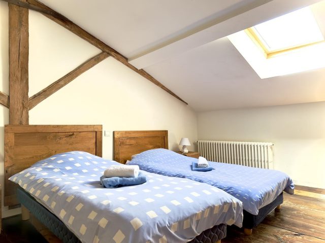 31G100588-841472011c774fcc9df2be8d20e15176