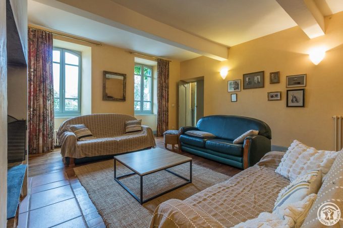 31G100588-8a373a442bfb4eddb454d1fae382b430