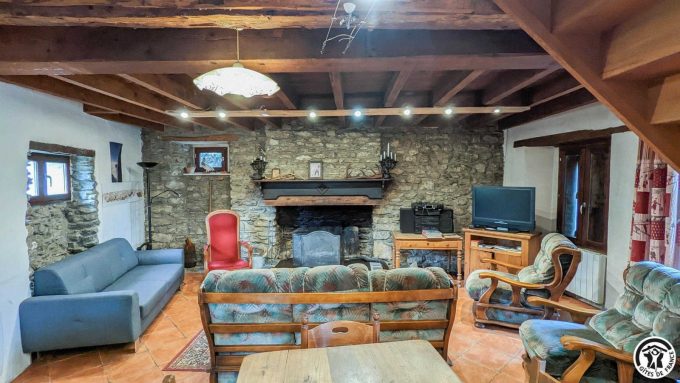 31G100592-0fac69e981c24fda88ba214eff3fa1a3