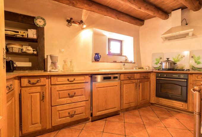 31G100592-d13a7eea0e67452990a4521a507ce39d