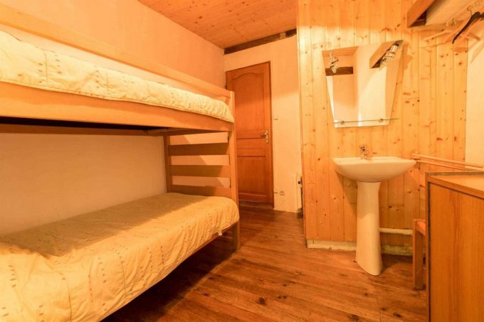 31G100592-efa774c43238441eadea5bc075afe900