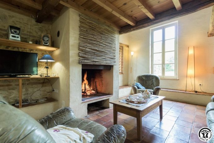 31G100621-2f9547e8a52a4278b93e3b3f46e7d39d