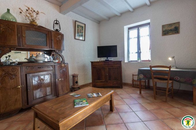 31G100642-30060859ba364649817be3109f2f4bcb