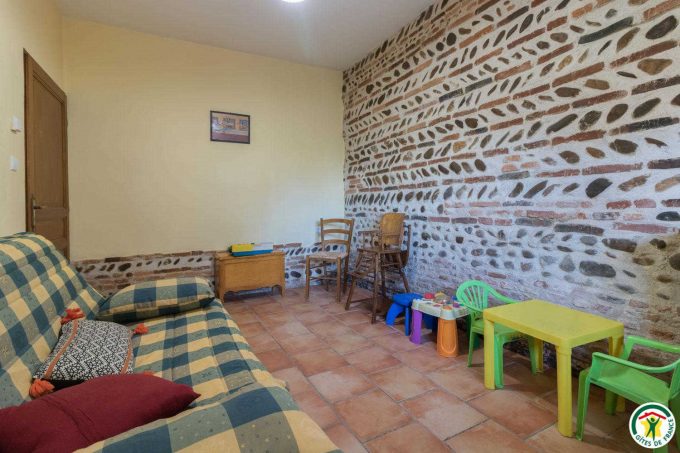 31G100642-30700077639f4e59be93d5c01f543a4f